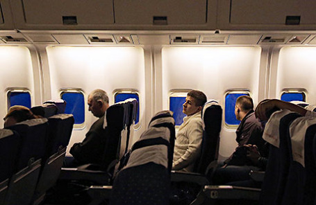 Пассажиры на борту самолета Boeing 767-300.