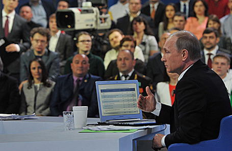 Президент РФ Владимир Путин во время ежегодной специальной программы «Прямая линия с Владимиром Путиным», Москва, 16 апреля 2015.