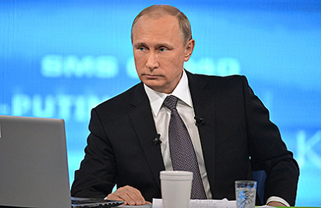 Президент РФ Владимир Путин во время ежегодной специальной программы «Прямая линия с Владимиром Путиным», Москва, 16 апреля 2015.