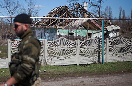 Дом, разрушенный в результате обстрелов в поселке Спартак, Донецкая область.
