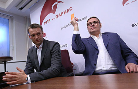 Блогер Алексей Навальный и сопредседатель ПАРНАСа Михаил Касьянов.