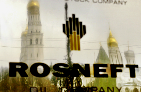 Табличка на офисном здании госкомпании «Роснефть» в Москве.