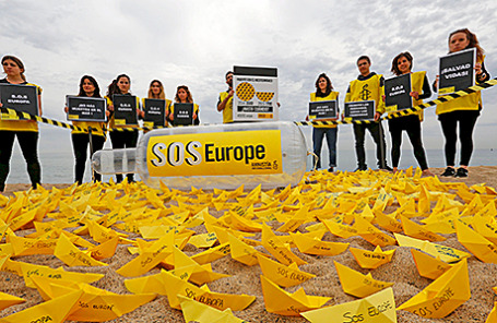 Активисты Amnesty International во время акции с целью привлечь внимание к трагедии в Средиземном море, в результате которой погибли мигранты, пытавшиеся добраться до Европы.