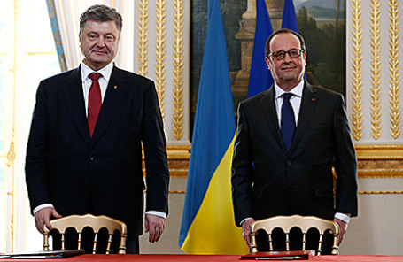Президент Украины Петр Порошенко и президент Франции Франсуа Олланд во время встречи в Париже, Франция, 22 апреля 2015.