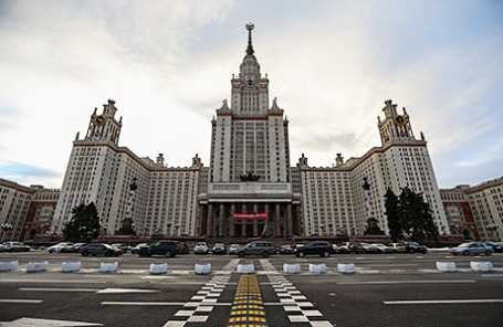 Вид на главное здание Московского государственного университета имени М.В. Ломоносова.