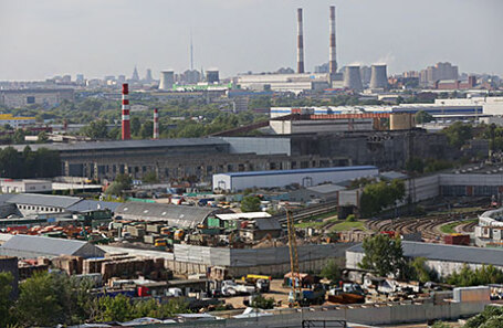 Вид на промышленную зону на юге Москвы.