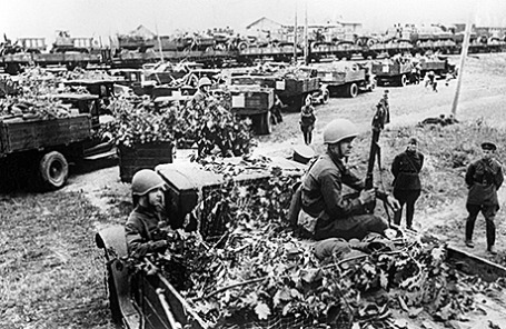 Резервы Красной Армии идут на фронт, 1941 год.