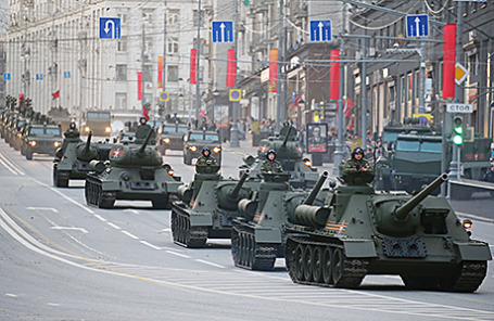 Проезд военной техники перед репетицией Парада Победы по Тверской улице в Москве.