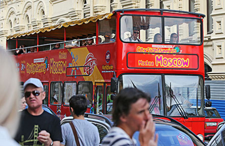 Экскурсионный туристический автобус в центре города.