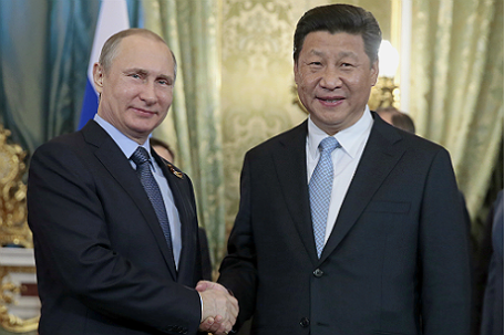 Президент России Владимир Путин и председатель КНР Си Цзиньпин, прибывший для участия в праздновании 70-летия Победы в Великой Отечественной войне (слева направо), во время встречи в Кремле.