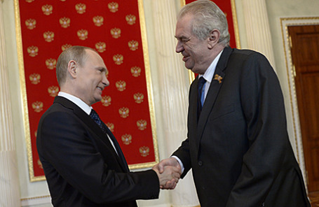Президент России Владимир Путин и президент Чехии Милош Земан (слева направо) во время встречи в Кремле 9 мая 2015.