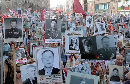 Участники акции памяти «Бессмертный полк» в Москве, 9 мая 2015.