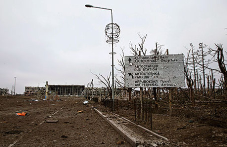 Дорожный указатель к руинам аэропорта Донецка.