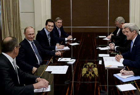 Министр иностранных дел РФ Сергей Лавров, президент России Владимир Путин (слева направо), помощник президента РФ Юрий Ушаков (четвертый слева) и госсекретарь США Джон Керри (справа) во время встречи в резиденции «Бочаров ручей».