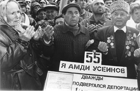 Симферополь. Многотысячный митинг крымских татар в память жертв депортации, осуществленной сталинским режимом. 1999 год