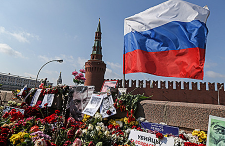 Мемориал на месте убийства политика Бориса Немцова на Большом Москворецком мосту в Москве.
