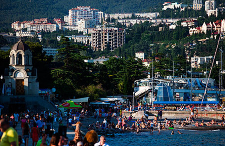 Отдыхающие на набережной Ялты. 