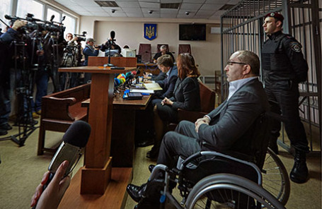 Мэр Харькова Геннадий Кернес (второй справа), обвиняемый в похищении людей и пытках.