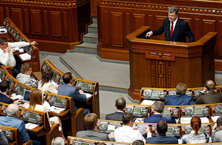 Президент Украины Петр Порошенко (справа) во время ежегодного обращения к Верховной раде Украины.