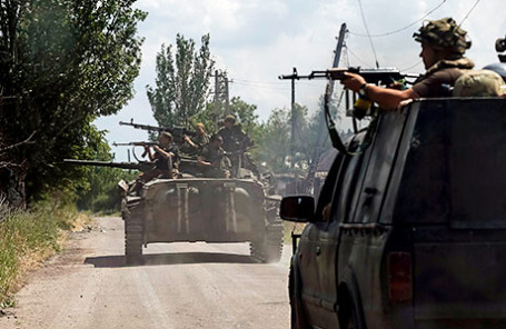 Украинские военные патрулируют район в городе Марьинка.