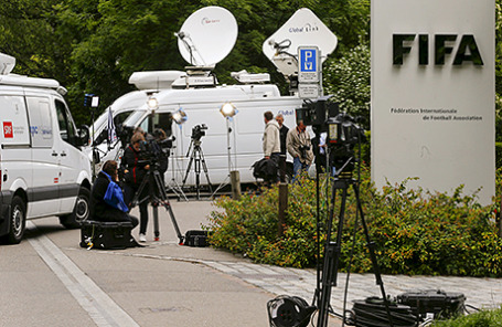У входа в центральный офис FIFA в Цюрихе.