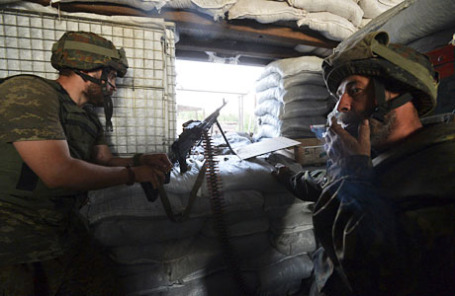Члены украинского ополчения на своей позиции под Донецком.