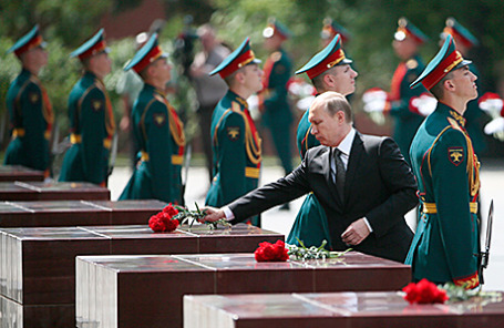 Президент РФ Владимир Путин во время церемонии возложения цветов к мемориалам городов-героев в Александровском саду в День памяти и скорби. Москва, 22 июня 2015.