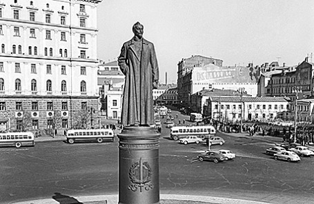 Памятник Дзержинскому Ф.Э. на Лубянской площади в Москве, 1960 год.