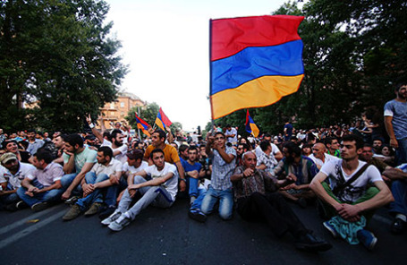 Митинг против повышения тарифов на электроэнергию в Ереване.