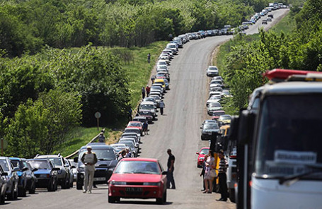 Автомобильные пробки у КПП в районе Горловки Донецкой области.