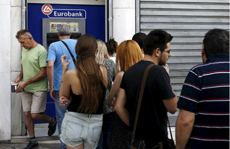 Люди стоят в очереди к банкомату Eurobank в Афинах.