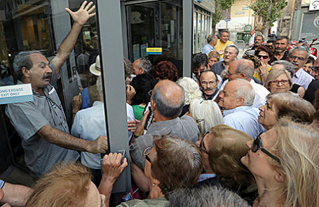 Пенсионеры в очереди в отделение Национального банка на Крите, Греция.