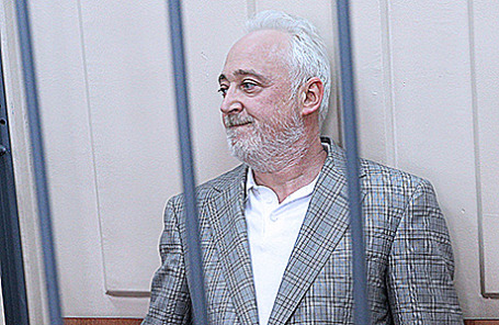 Леонид Меламед, задержанный по делу о растрате в особо крупном размере, во время рассмотрения ходатайства следствия об избрании меры пресечения в Басманном суде Москвы, 3 июля 2015.
