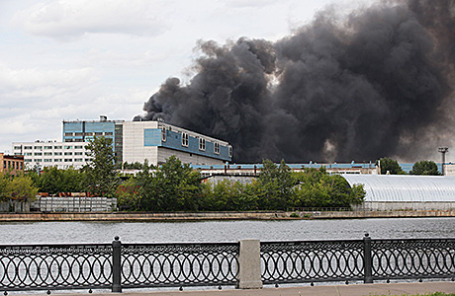 Во время пожара в здании цеха на территории бывшего завода ЗИЛ, Москва, 8 июля 2015.