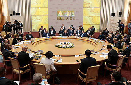 Главы стран БРИКС на саммите в Уфе, 9 июля 2015.
