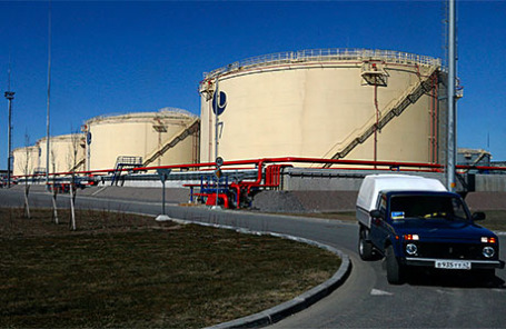Вид на нефтеналивной терминал в морском торговом порту Усть-Луга.