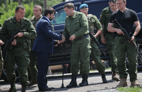 Зам председателя Народного Совета ДНР Денис Пушилин (второй слева на первом плане) и глава ДНР Александр Захарченко (второй справа на первом плане)