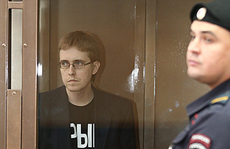 Лидер БОРН Илья Горячев (слева) перед оглашением приговора в Мосгорсуде. Москва, 24 июля 2015.
