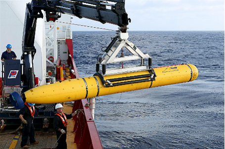 Экипаж австралийского военного судна Ocean Shield устанавливает пятиметровое устройство Bluefin-21 для акустического сканирования дна Индийского океана, куда предположительно упал Boeing компании Malaysia Airlines.