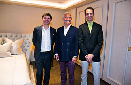 На снимке (слева направо): основатель, идеолог, главный дизайнер бренда Promemoria Давиде Соцци, владелец, создатель Promemoria Ромео Соцци и генеральный директор компании Promemoria Паоло Соцци.