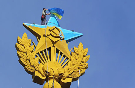 Во время демонтажа украинского флага, вывешенного на жилом доме на Котельнической набережной.