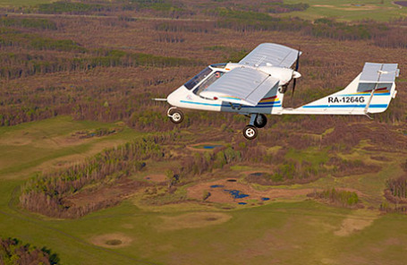 Сверхлегкий трехместный самолет «Бекас-2» во время полета.