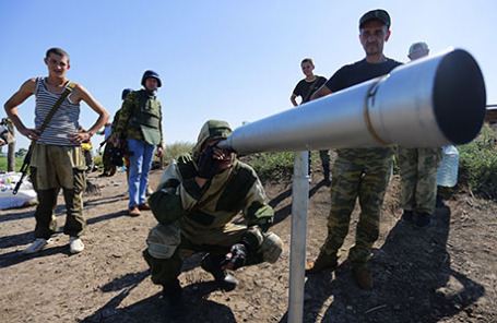 Ополченцы Донецкой народной республики на боевых позициях под Горловкой.