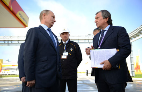 Президент РФ Владимир Путин и президент, председатель правления НК «Роснефть» Игорь Сечин (слева направо на первом плане)