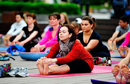Занятие йогой на Спортивной набережной во Владивостоке.