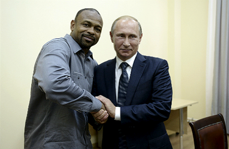 Президент России Владимир Путин (справа) и американский боксер Рой Джонс-младший (слева) на встрече в Севастополе (Крым).