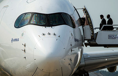 Самолет Airbus A350-900 на Международном авиационно-космическом салоне МАКС.