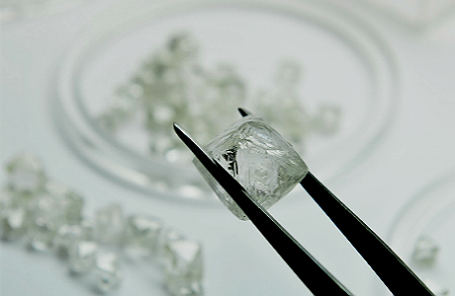 Добыча и изготовление алмазов и бриллиантов на Мирнинском горно-обогатительном комбинате ОАО «АЛРОСА».