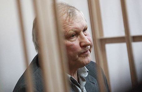 Бывший депутат Госдумы Михаил Глущенко, обвиняемый в организации убийства политика Галины Старовойтовой, во время заседания в Октябрьском районном суде.