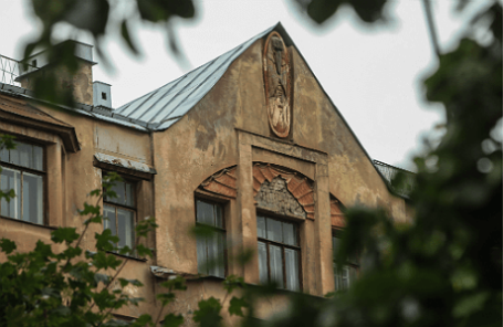 Вид на доходный дом Лишневского на Лахтинской улице, с которого вандалы сбили барельеф с образом Мефистофеля.